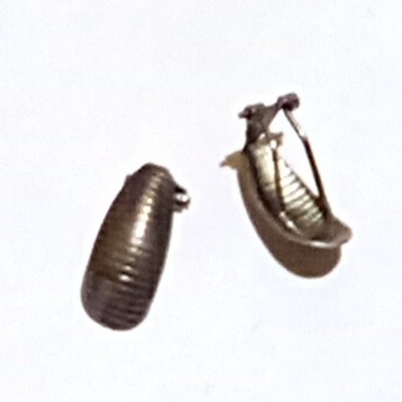 Vintage Silver Tone Clip On Earrings - Picture 3 of 3